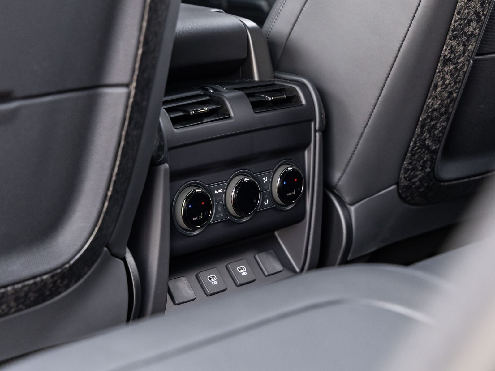 2025 Land Rover Defender 110 P635 OCTA V8