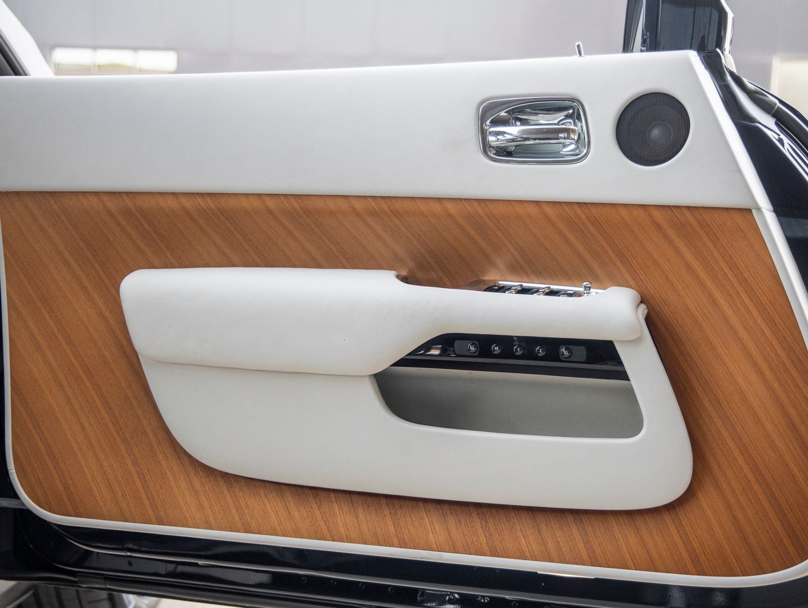 2016 Rolls-Royce Dawn Base