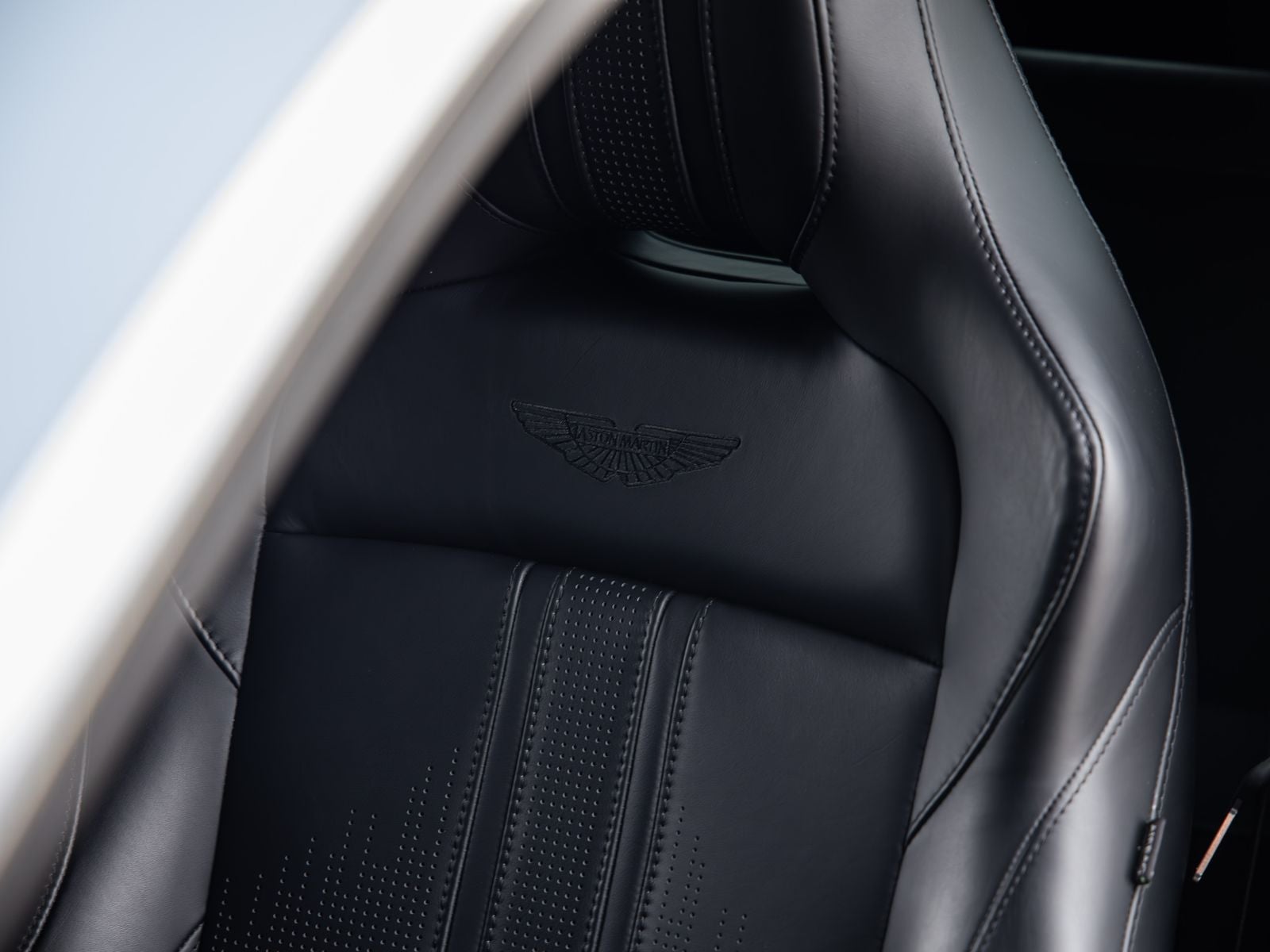 2022 Aston Martin Vantage Base