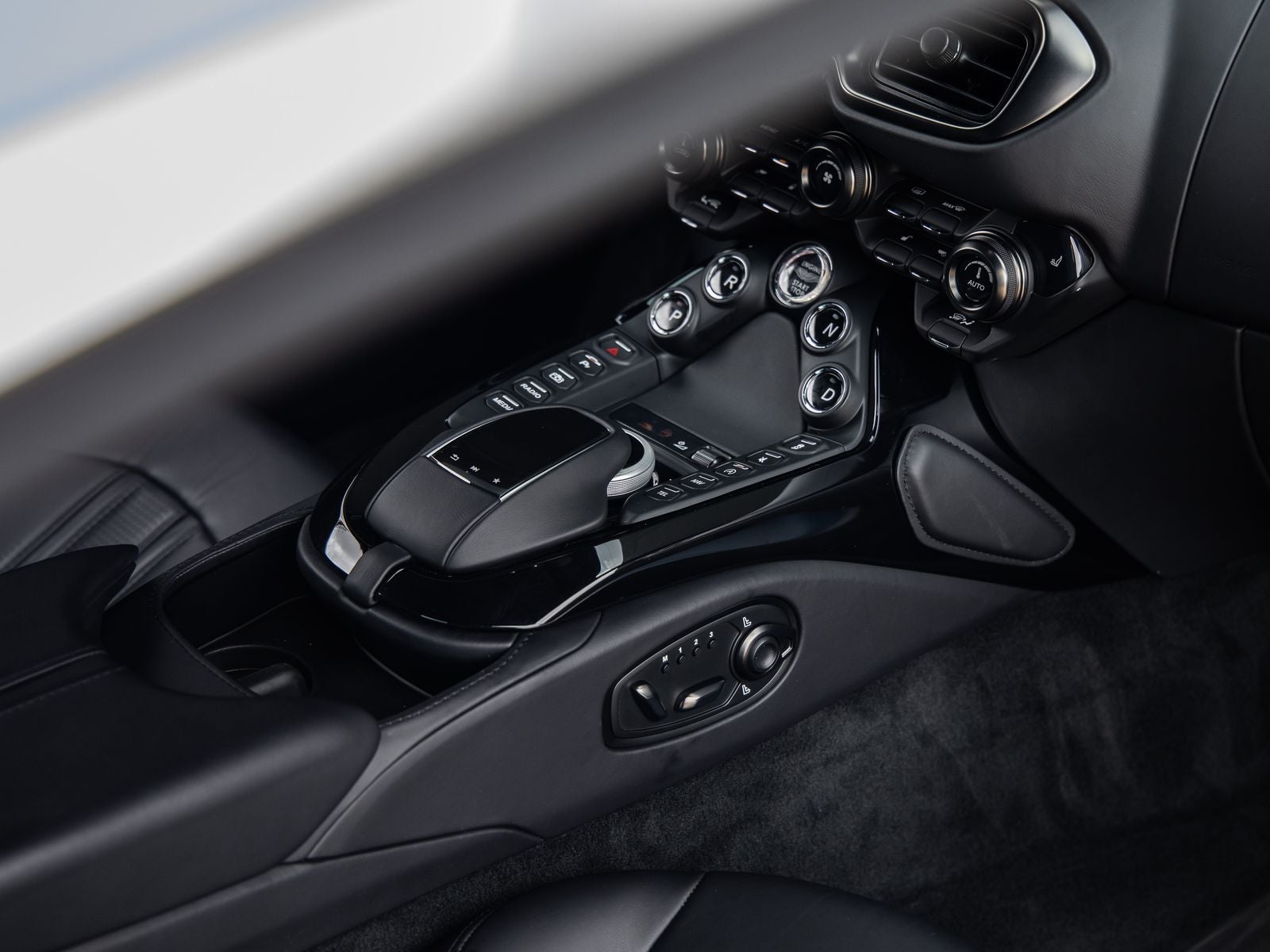 2022 Aston Martin Vantage Base