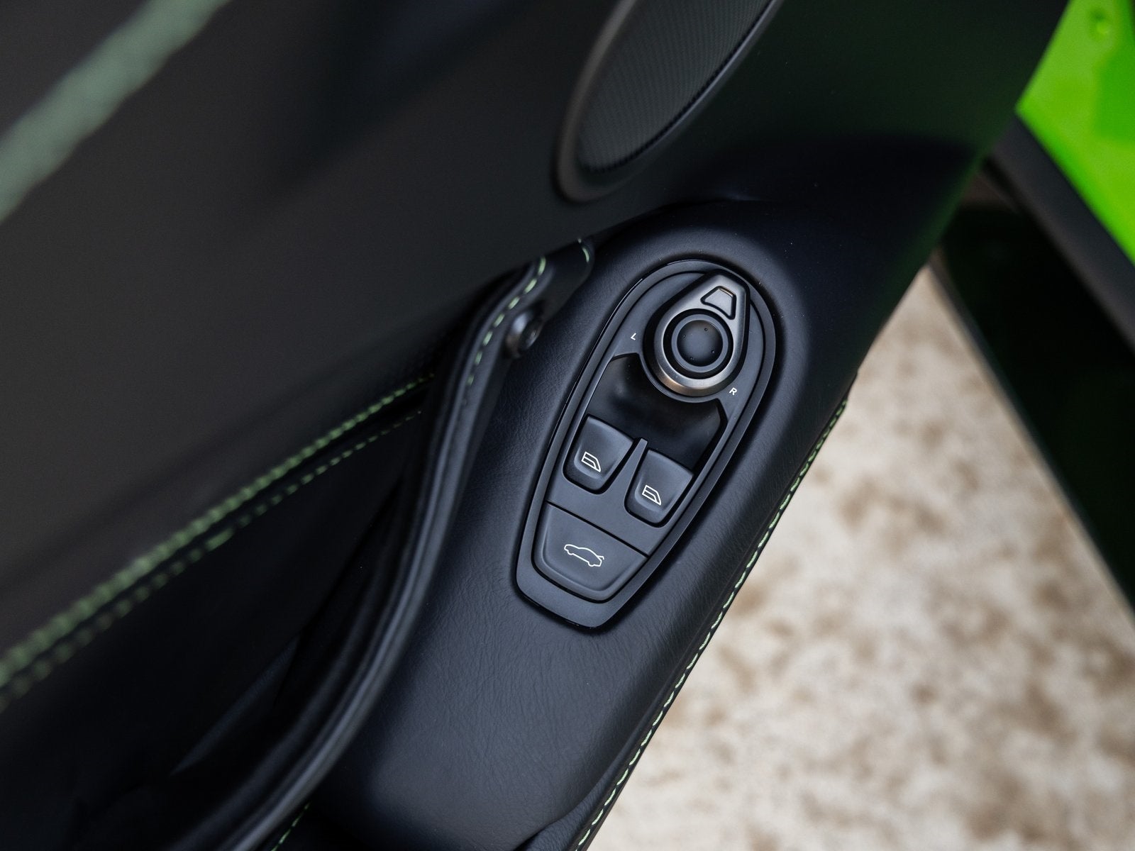 2022 Aston Martin Vantage Base