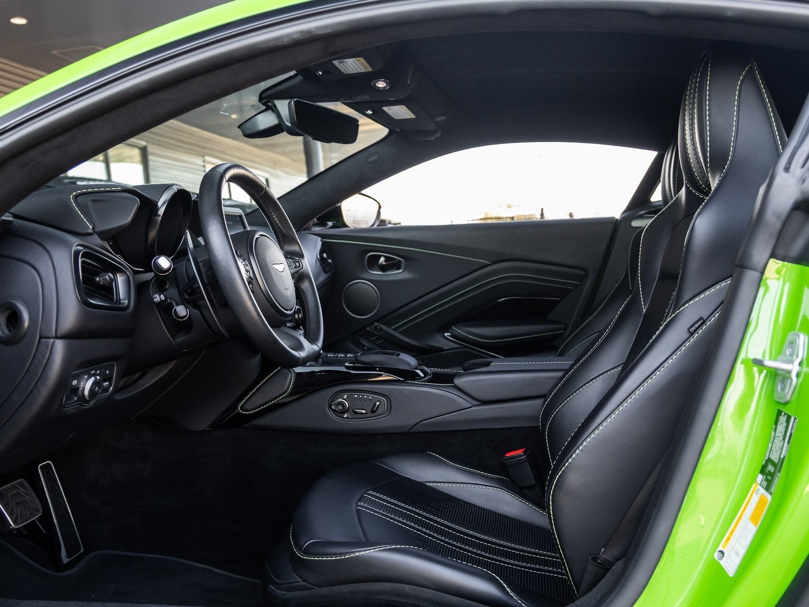 2022 Aston Martin Vantage Base