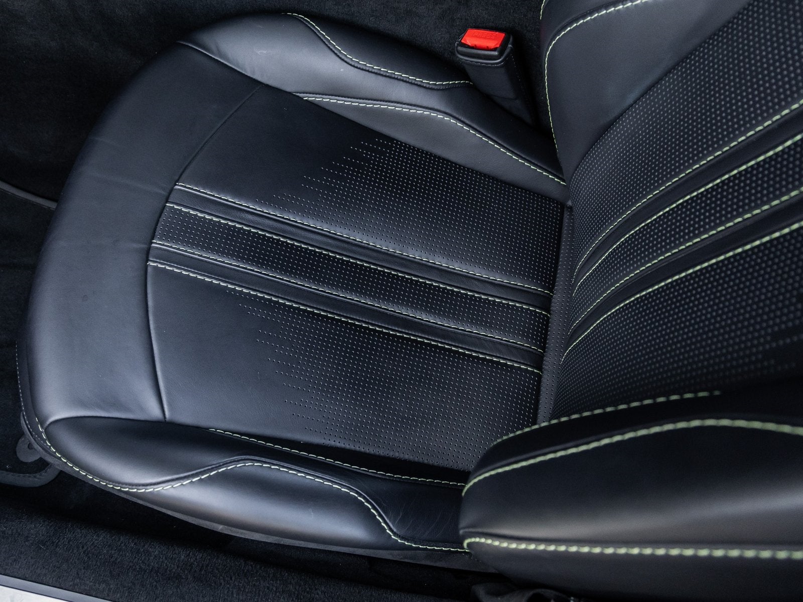 2022 Aston Martin Vantage Base