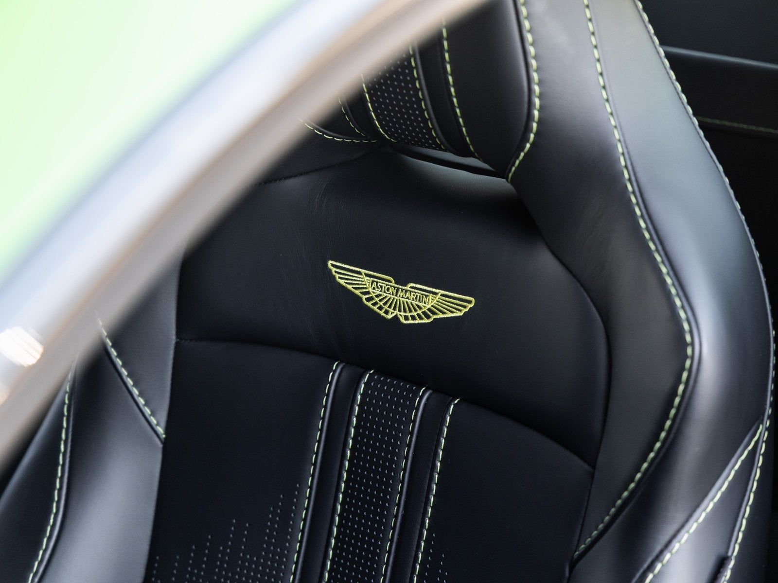 2022 Aston Martin Vantage Base