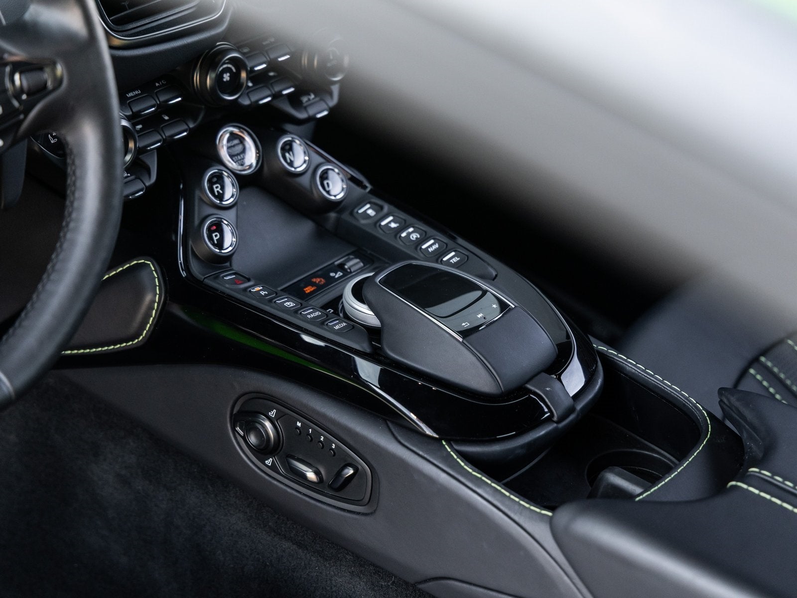 2022 Aston Martin Vantage Base