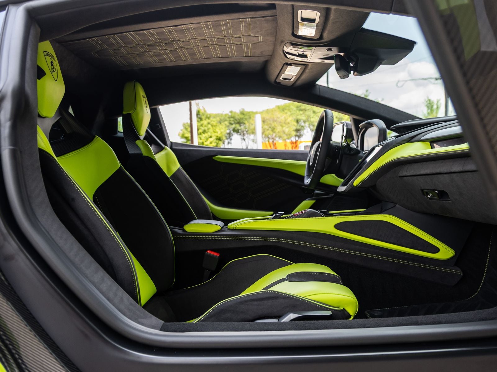 2025 Lamborghini Revuelto Base