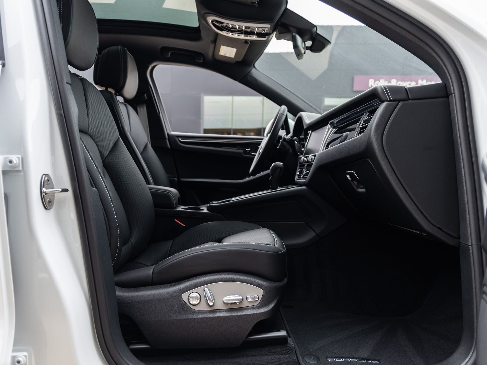 2026 Porsche Macan AWD