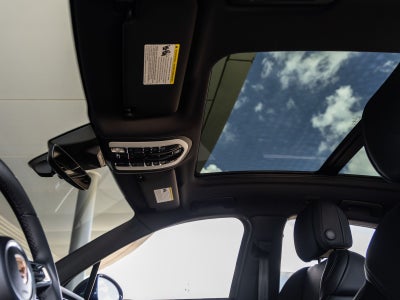2026 Porsche Macan AWD