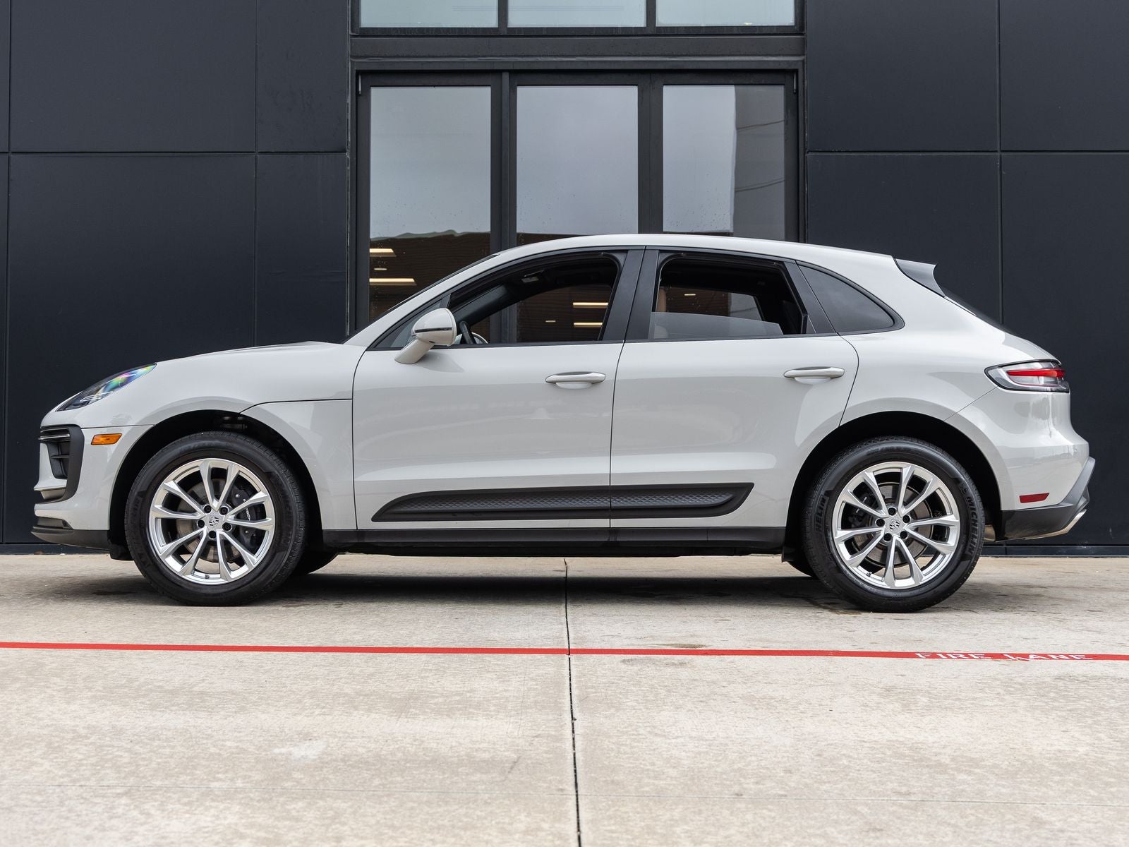 2023 Porsche Macan Base