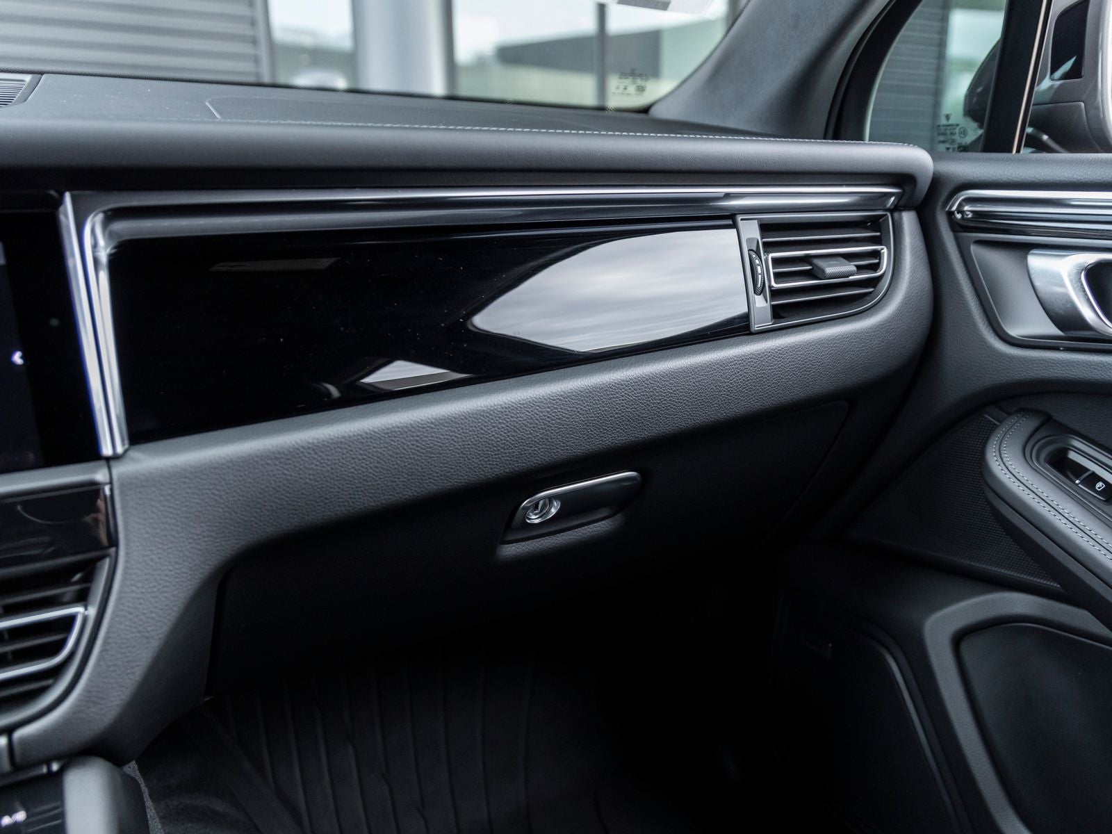 2025 Porsche Macan T