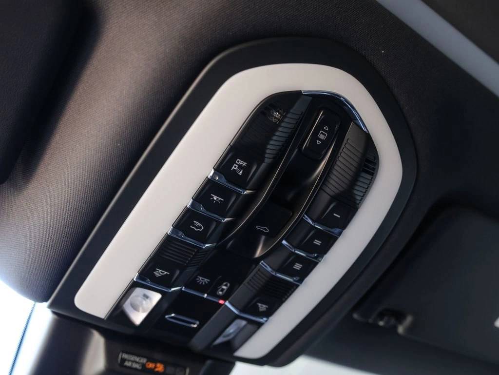 2025 Porsche Macan AWD