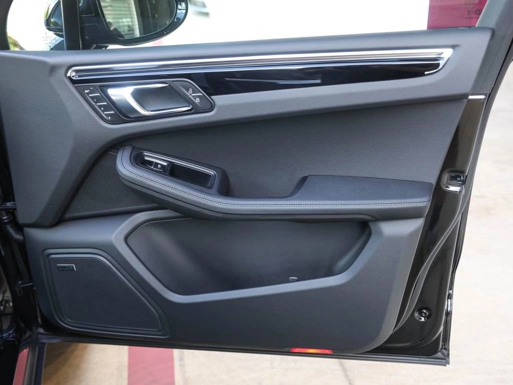 2025 Porsche Macan AWD