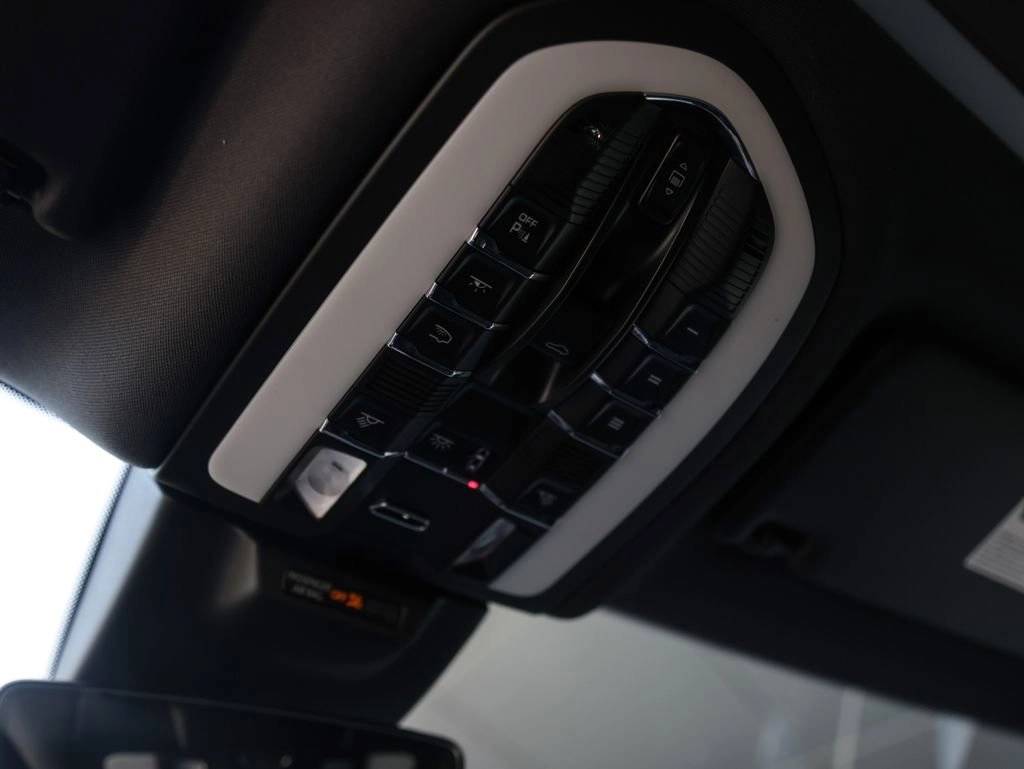 2025 Porsche Macan AWD