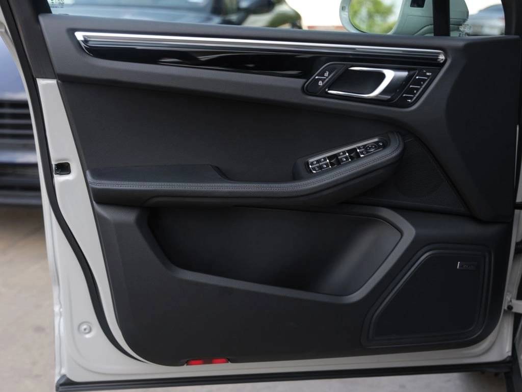 2025 Porsche Macan AWD