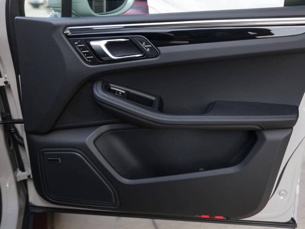 2025 Porsche Macan AWD