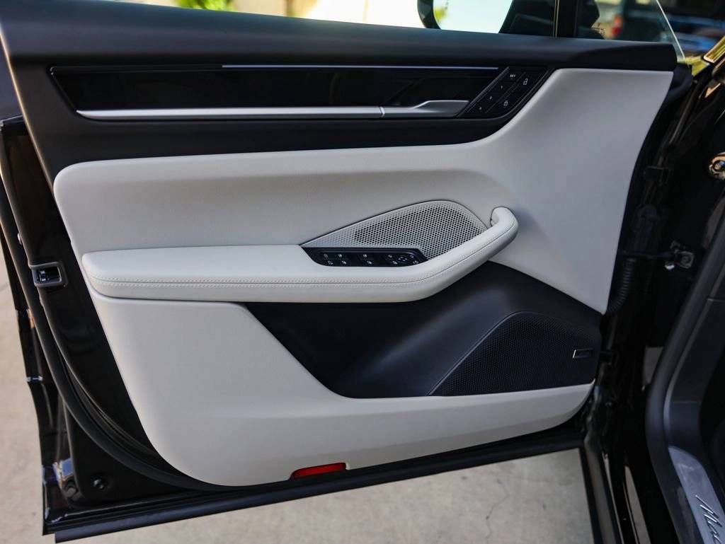 2025 Porsche Macan 4 Electric