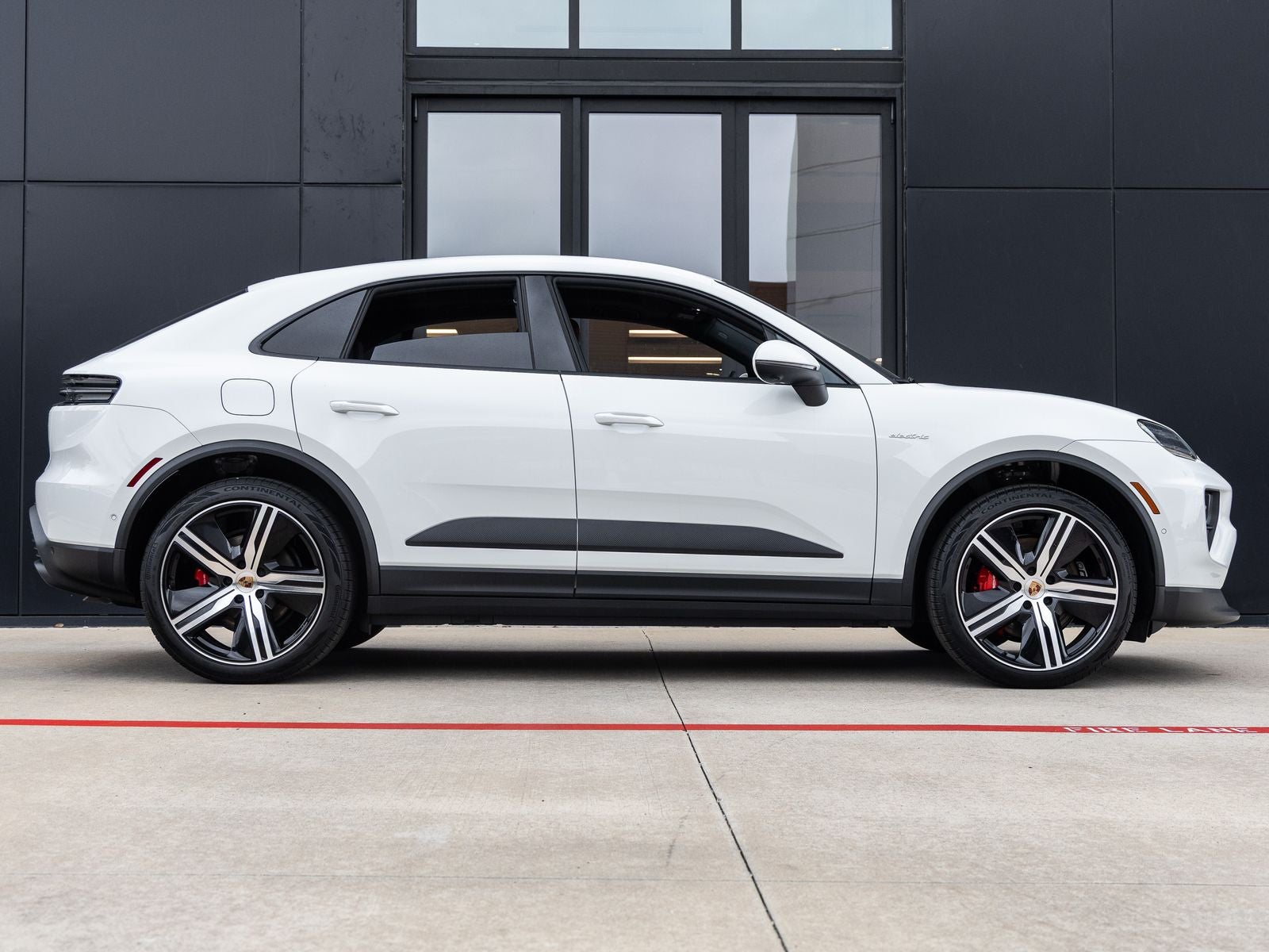 2025 Porsche Macan 4S Electric