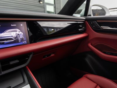 2025 Porsche Macan 4S Electric