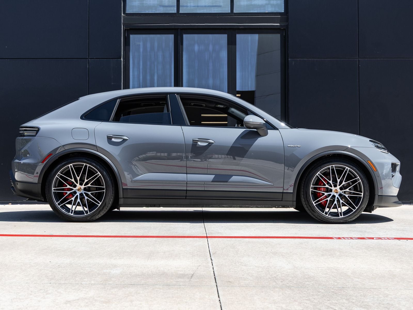 2025 Porsche Macan 4S Electric