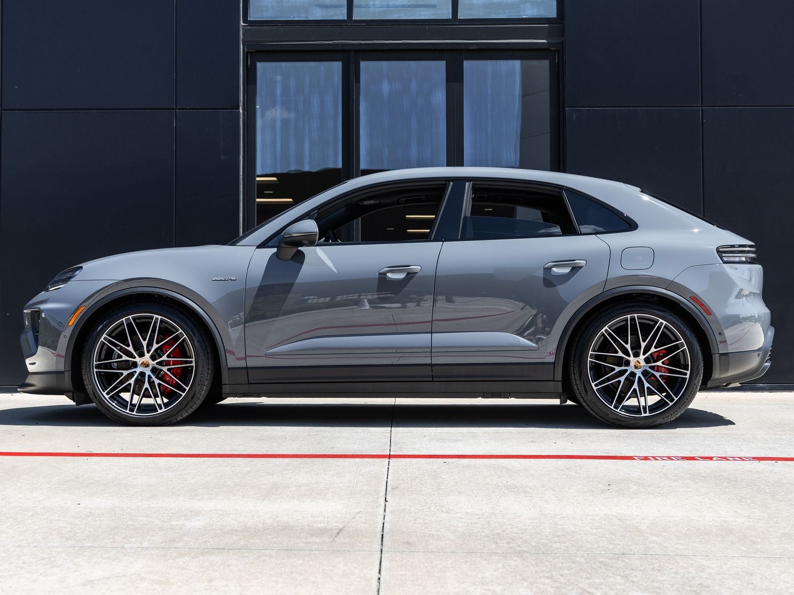 2025 Porsche Macan 4S Electric