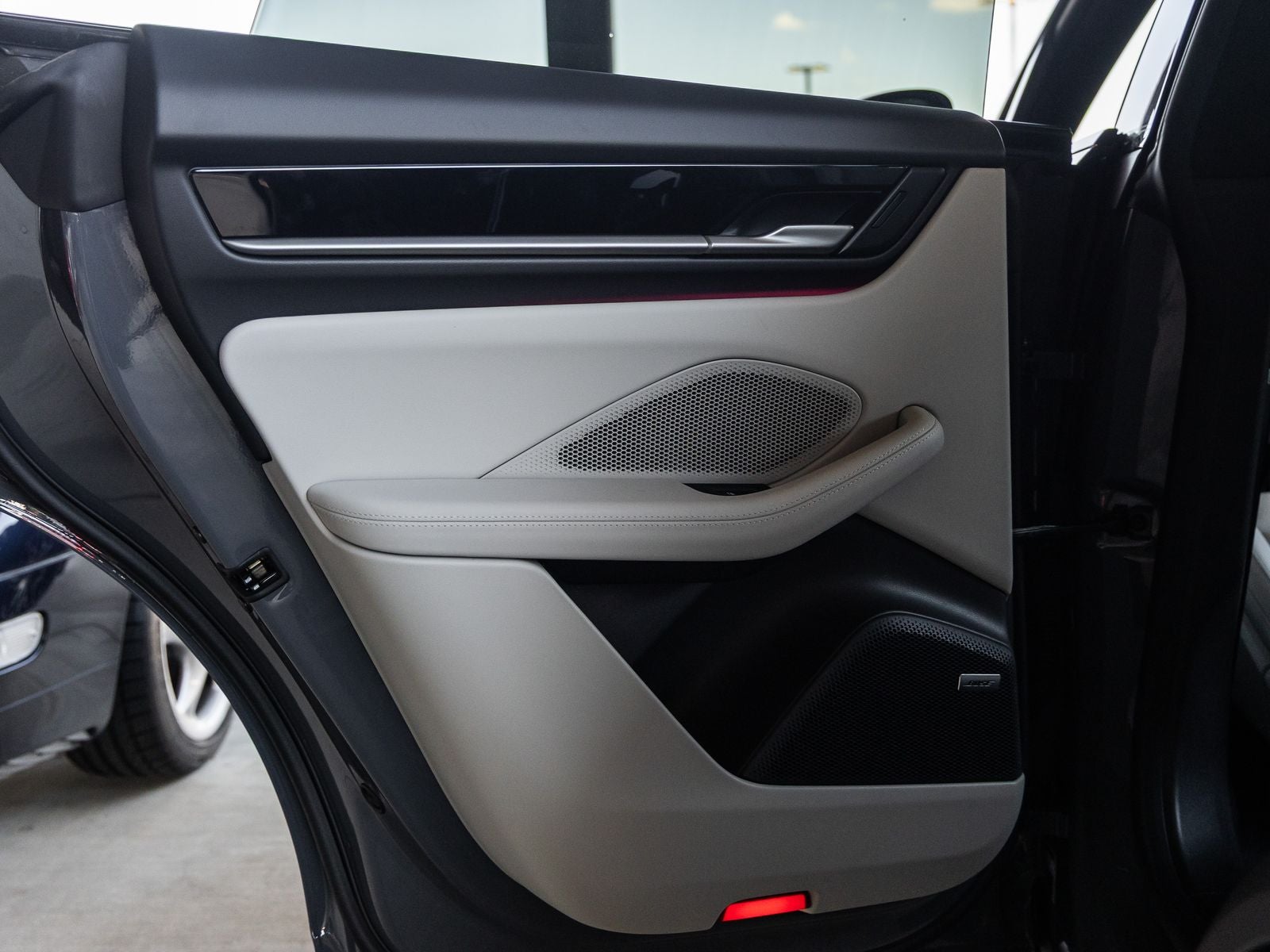 2025 Porsche Macan 4S Electric