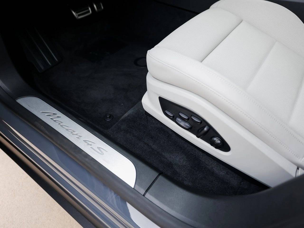 2025 Porsche Macan 4S Electric