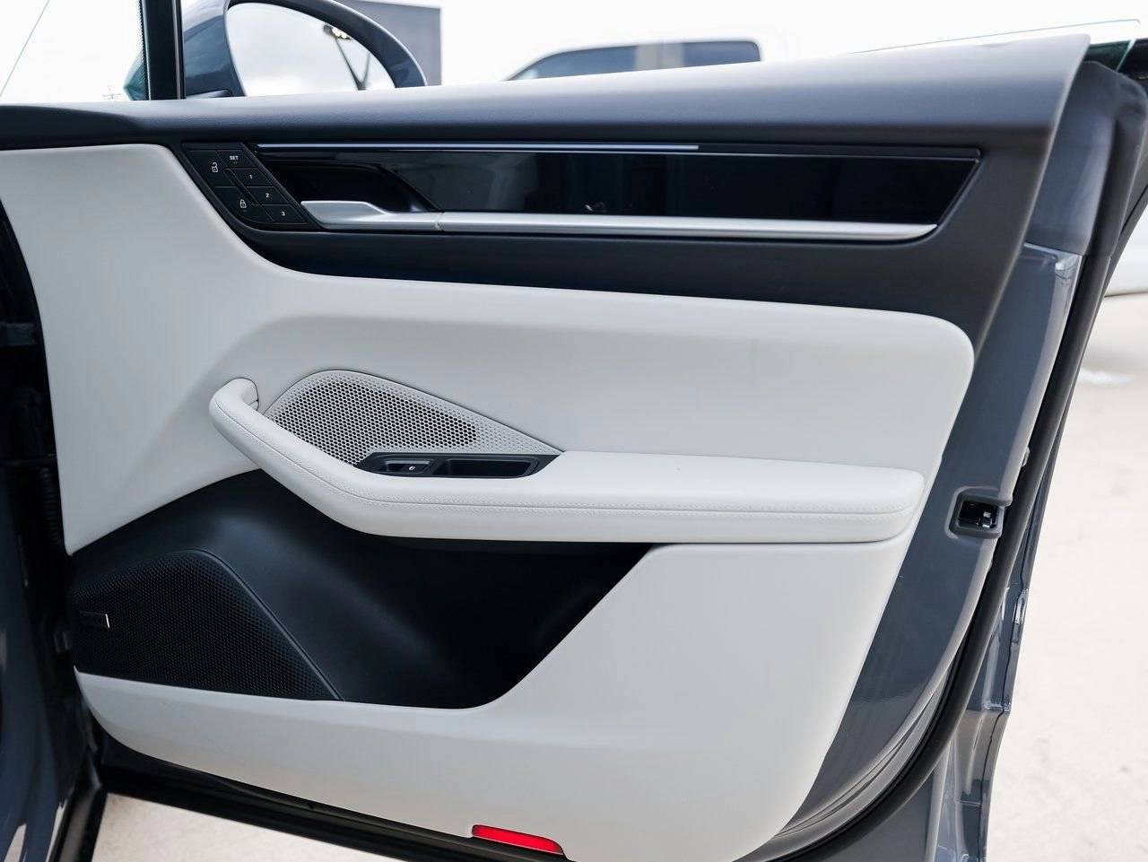 2025 Porsche Macan 4S Electric