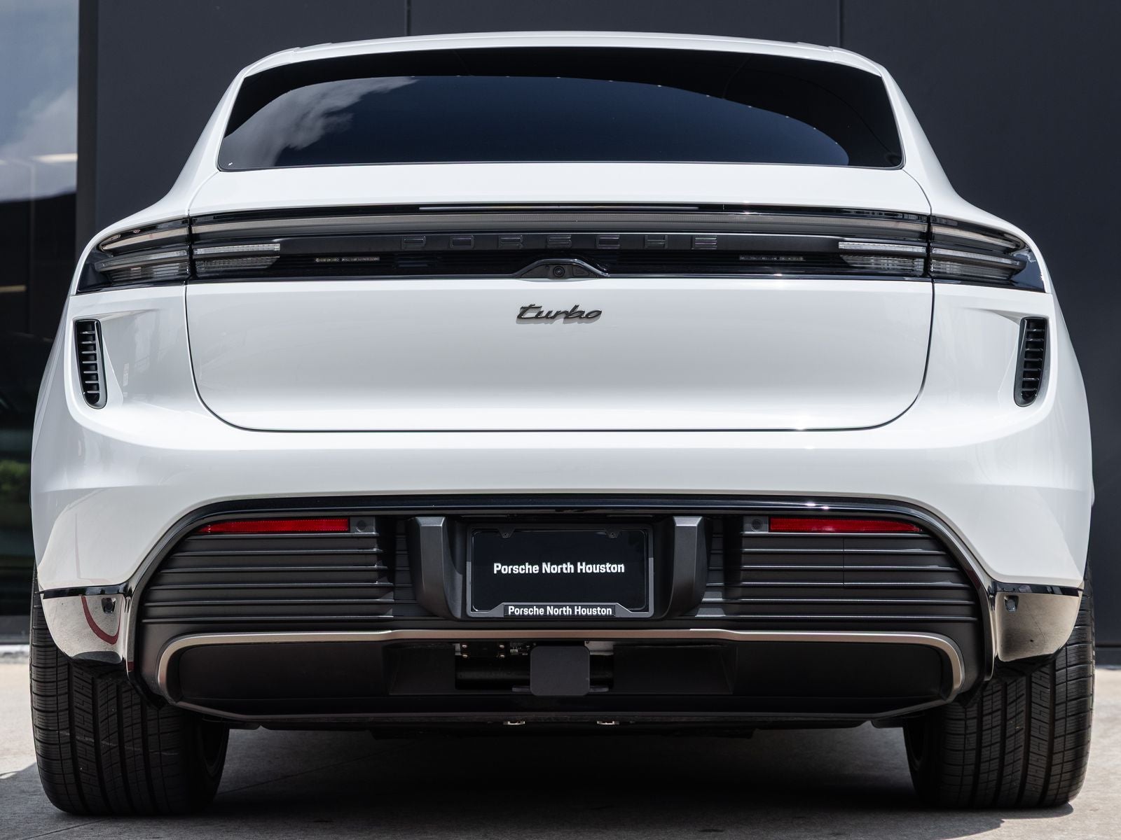 2025 Porsche Macan Turbo Electric - Photo 10