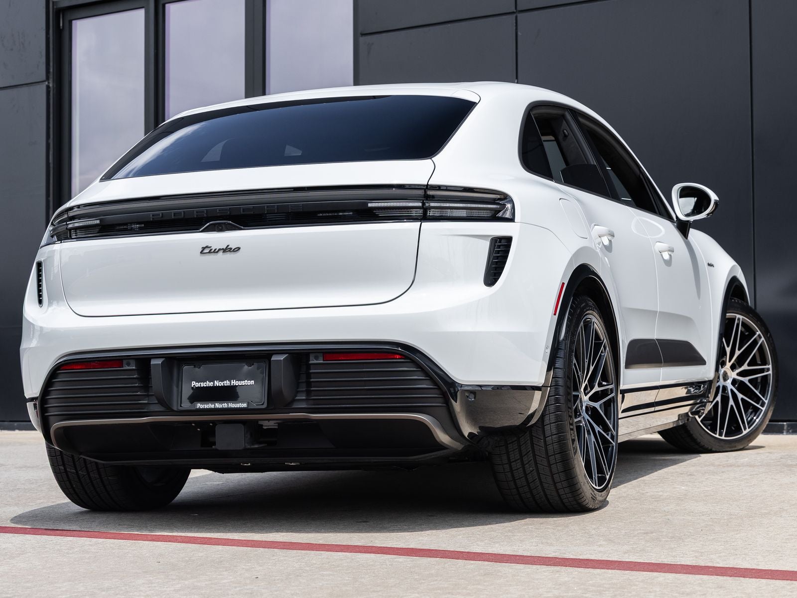 2025 Porsche Macan Turbo Electric - Photo 11