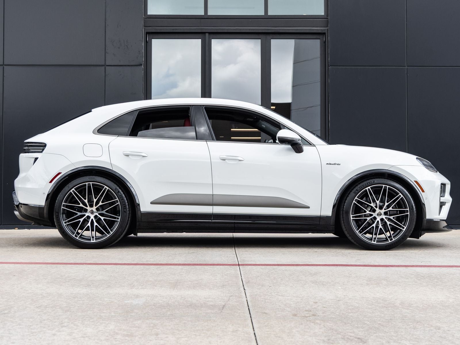 2025 Porsche Macan Turbo Electric - Photo 12
