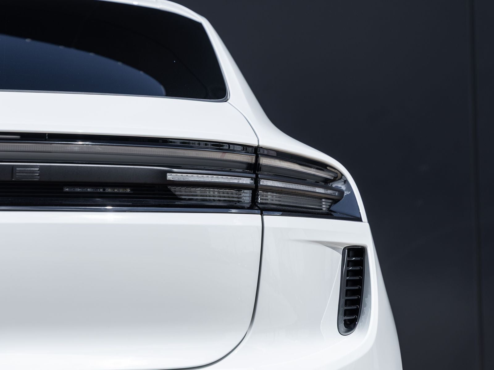 2025 Porsche Macan Turbo Electric - Photo 14