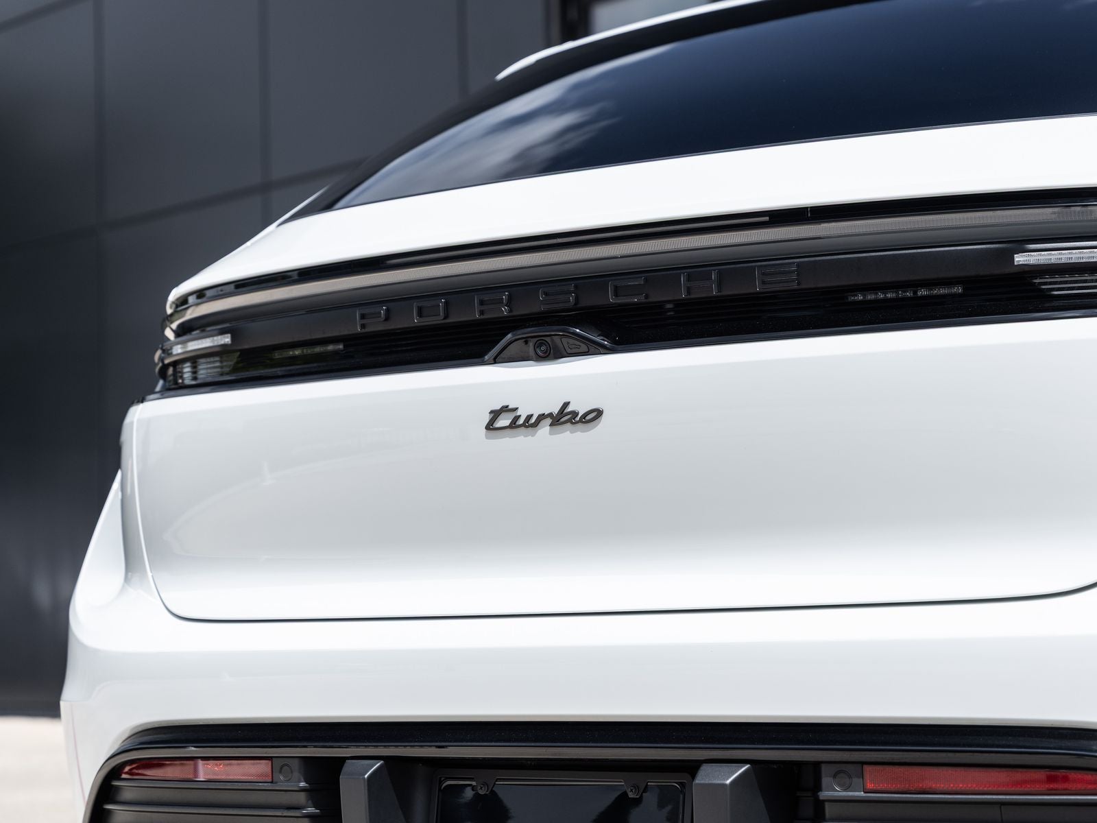 2025 Porsche Macan Turbo Electric - Photo 15
