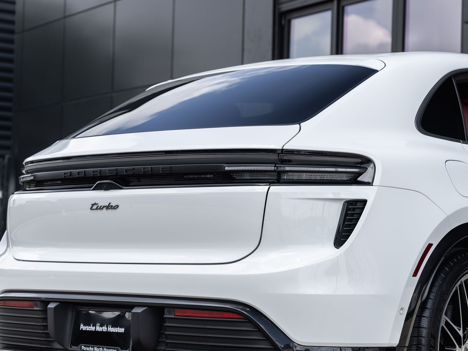 2025 Porsche Macan Turbo Electric - Photo 16