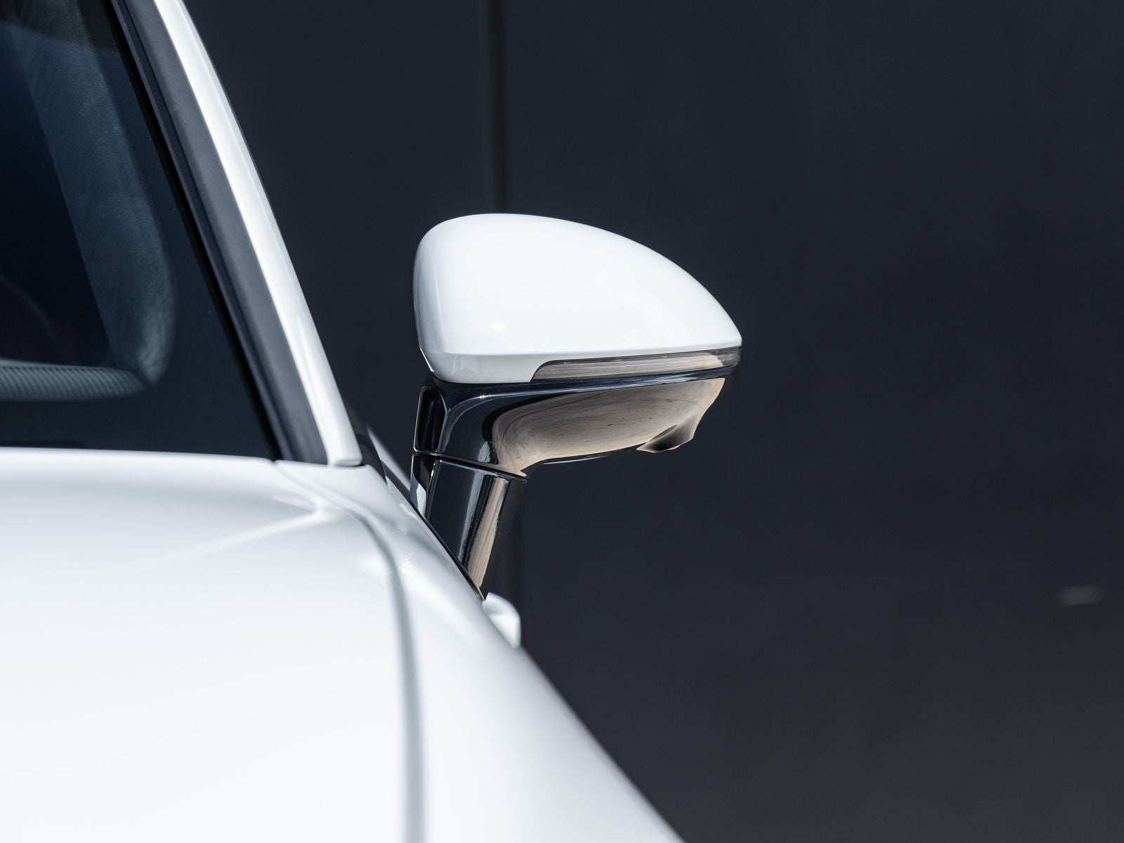 2025 Porsche Macan Turbo Electric - Photo 18