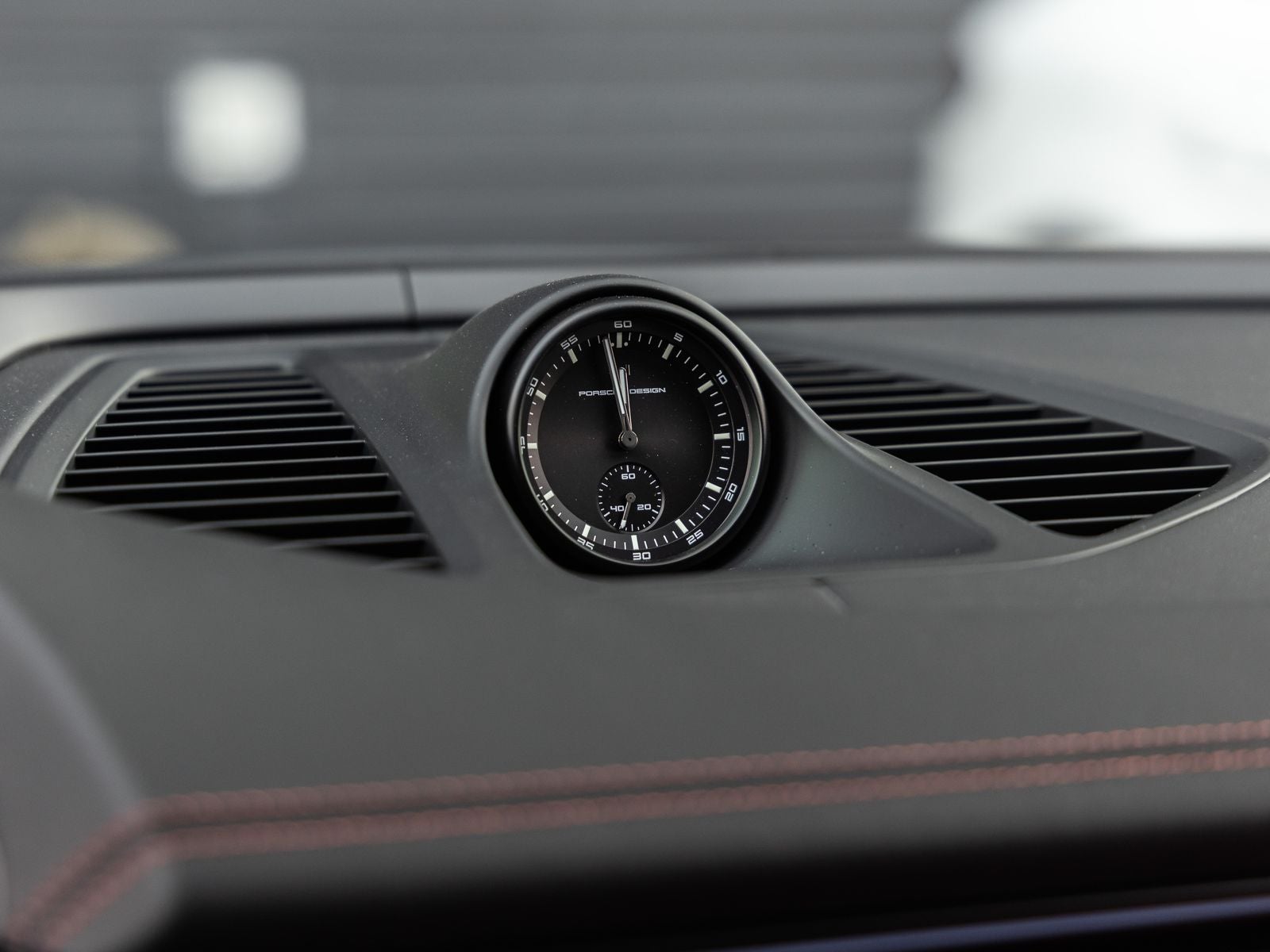 2025 Porsche Macan Turbo Electric - Photo 31