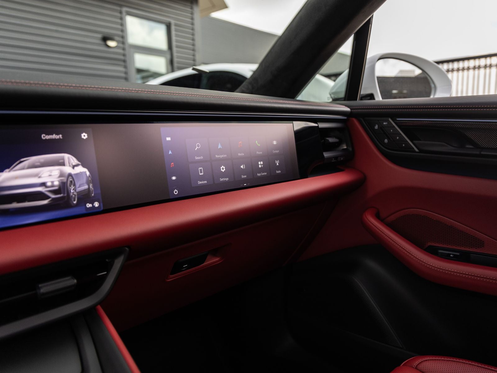 2025 Porsche Macan Turbo Electric - Photo 32