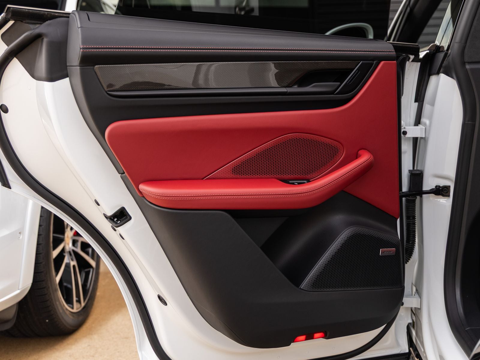 2025 Porsche Macan Turbo Electric - Photo 34