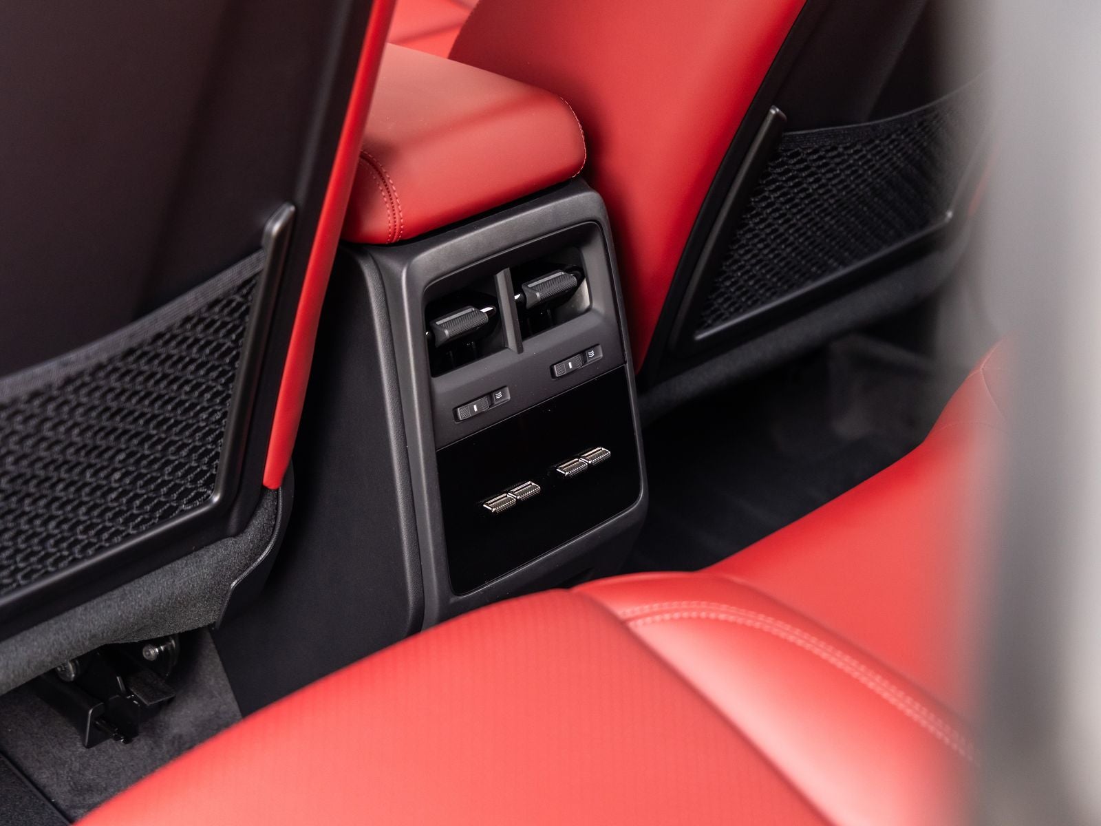 2025 Porsche Macan Turbo Electric - Photo 38