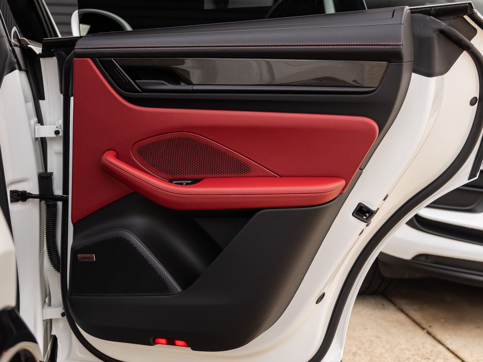 2025 Porsche Macan Turbo Electric - Photo 40