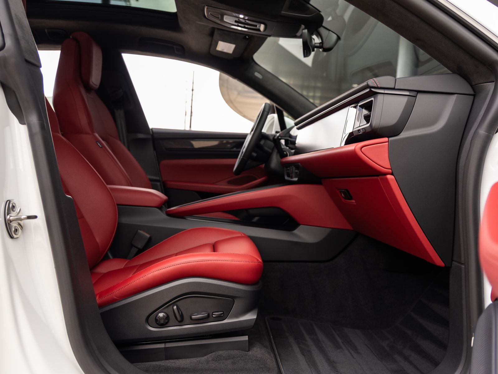 2025 Porsche Macan Turbo Electric - Photo 44