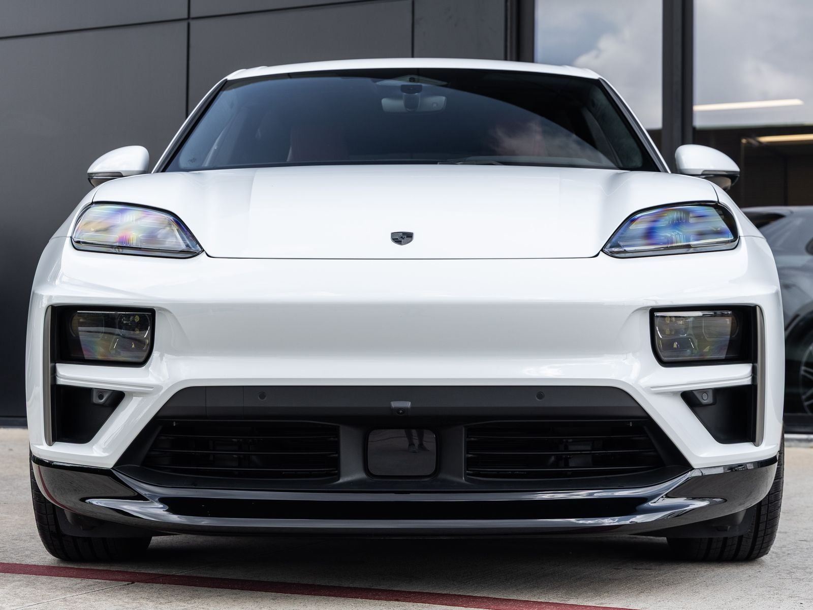2025 Porsche Macan Turbo Electric - Photo 8