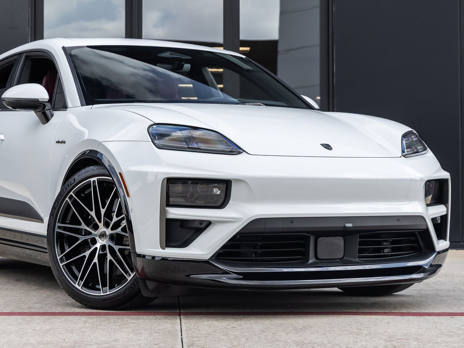 2025 Porsche Macan Turbo Electric - Photo 9