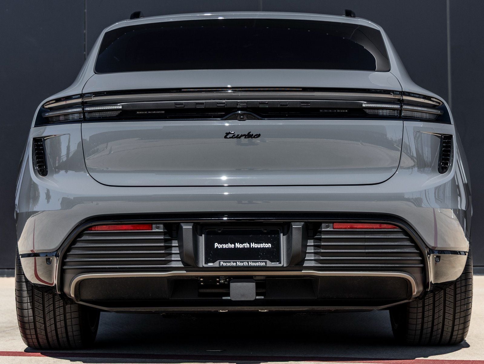 2025 Porsche Macan Turbo Electric - Photo 10