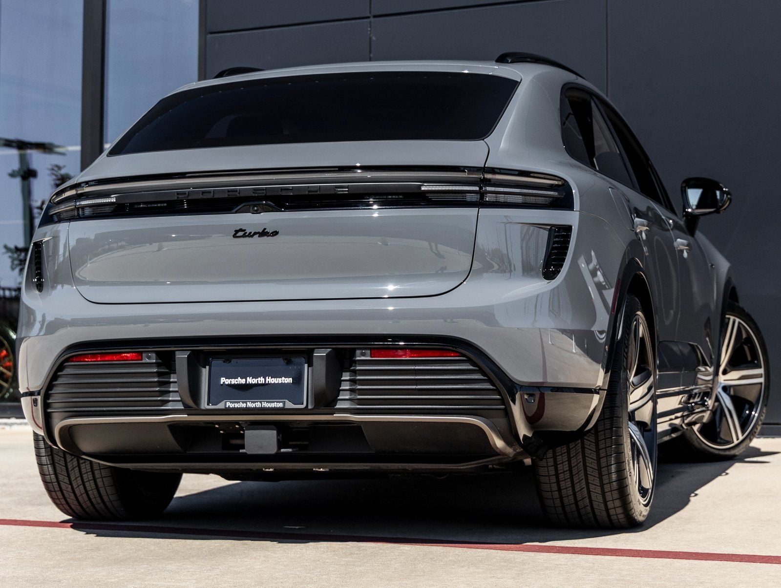 2025 Porsche Macan Turbo Electric - Photo 11