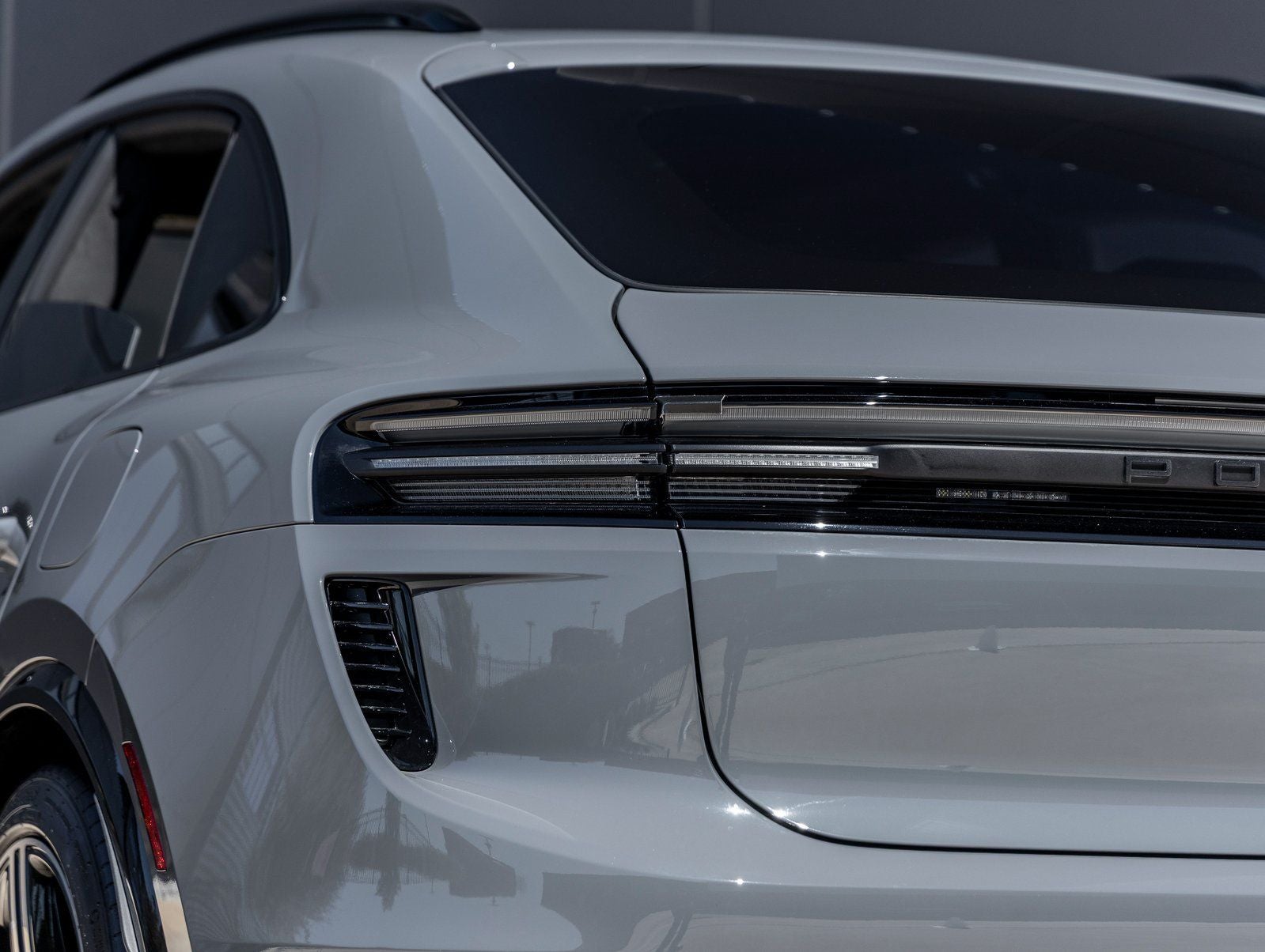 2025 Porsche Macan Turbo Electric - Photo 14