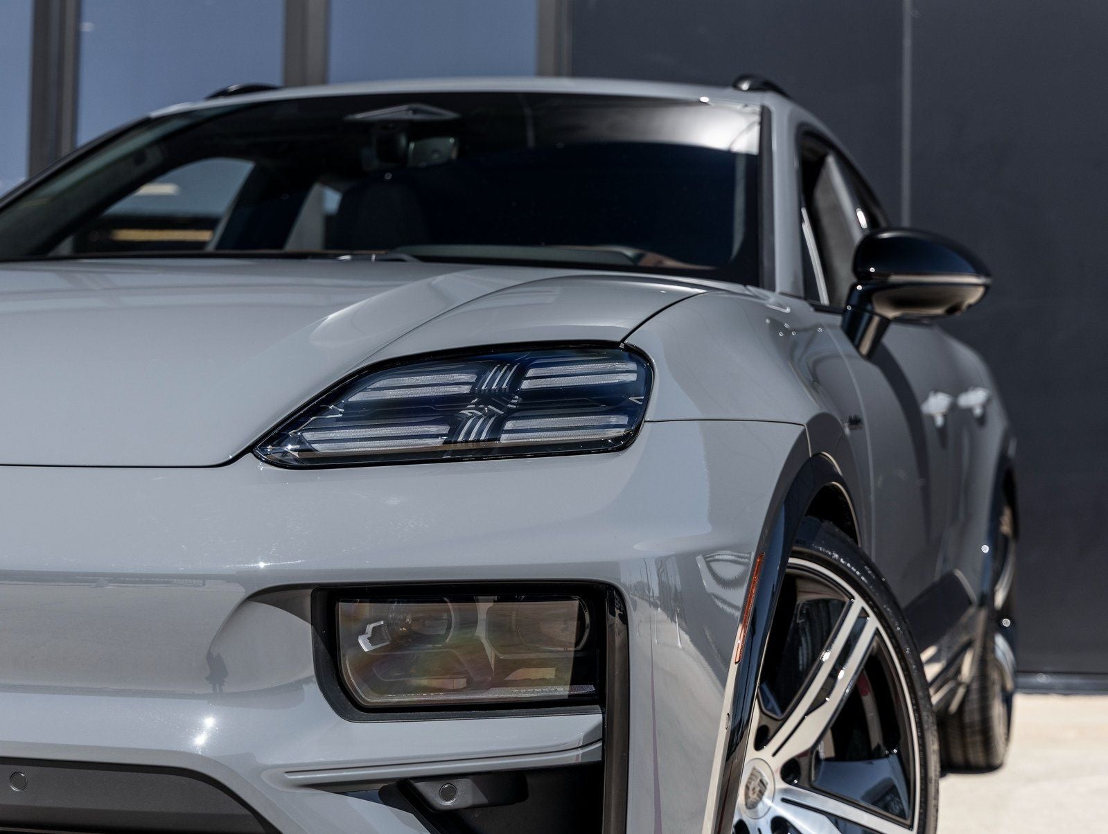 2025 Porsche Macan Turbo Electric - Photo 17