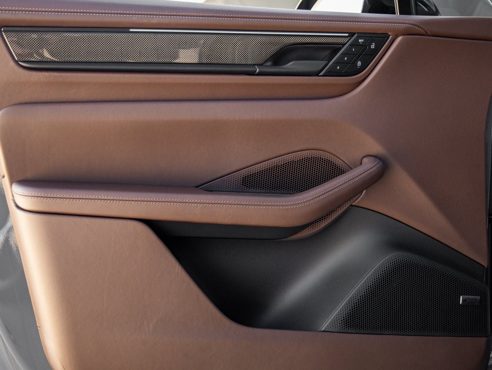 2025 Porsche Macan Turbo Electric - Photo 20