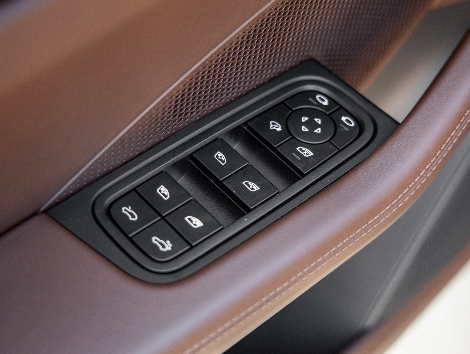 2025 Porsche Macan Turbo Electric - Photo 21