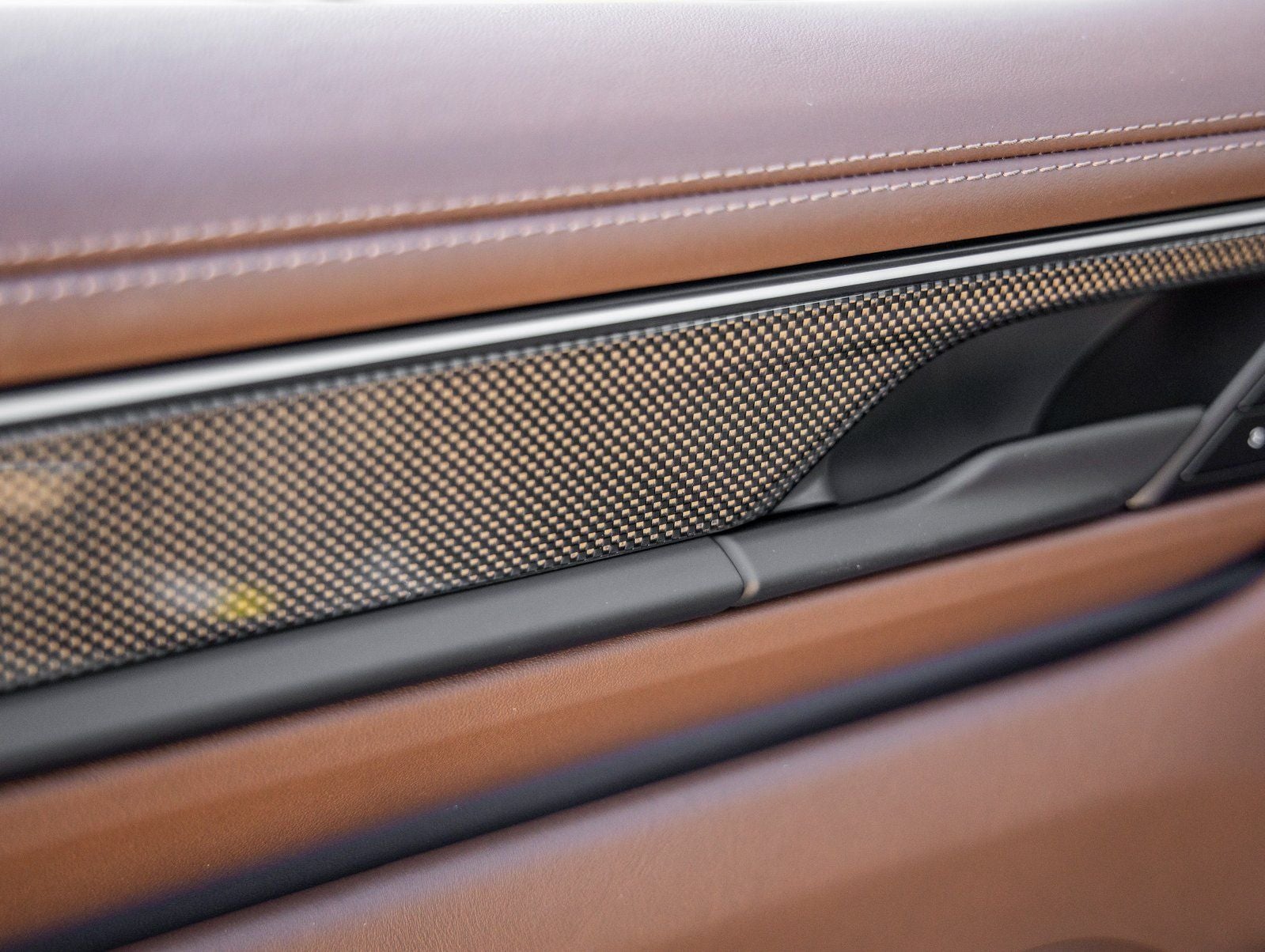 2025 Porsche Macan Turbo Electric - Photo 22