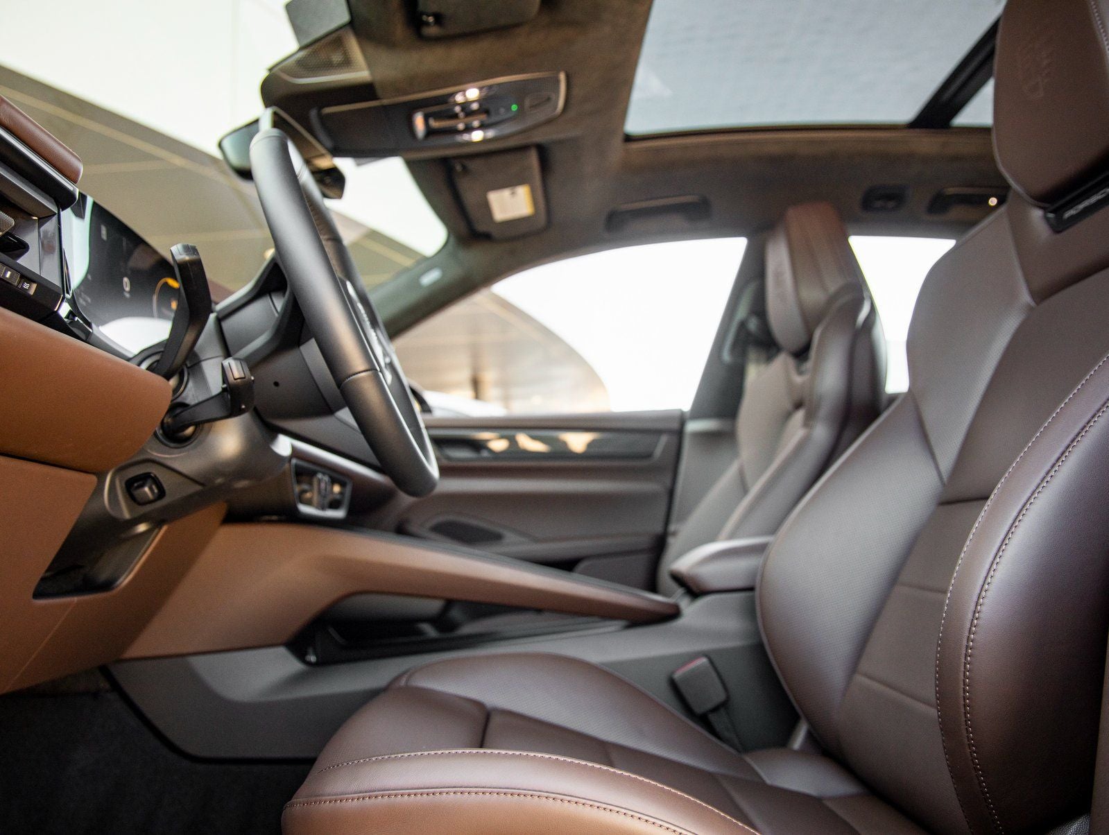 2025 Porsche Macan Turbo Electric - Photo 24